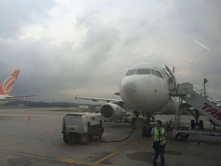 Chuva de granizo danificou a aeronave no início do percurso