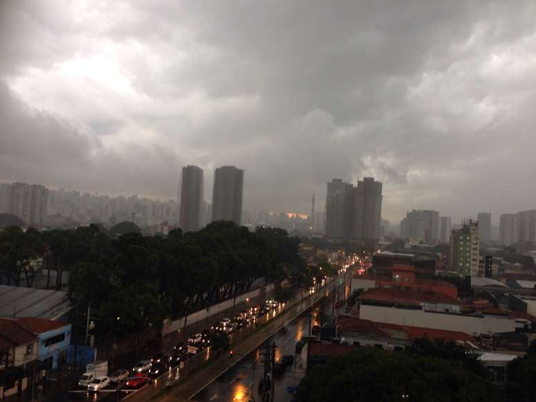 Chuva chega ao bairro Bom Retiro, no centro da cidade