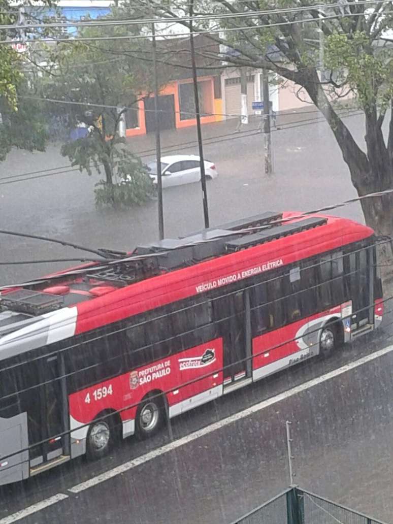 <p>Carro ficou ilhado na avenida Paes de Barros, na Moóca</p>