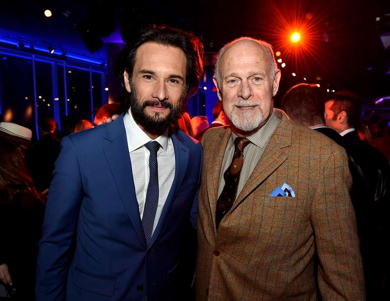 Rodrigo Santoro e o elenco do filme 'Golpe Duplo', na premiere do longa, que ocorreu em Los Angeles nesta ter&ccedil;a-feira (24). O filme estreia na quinta (26) nos cinemas brasileiros
