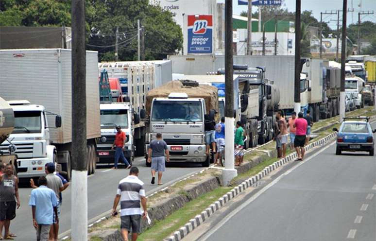 <p>Santa Catarina (dez interdições parciais) e Mato Grosso (duas interdições parciais) ainda continuam com a paralisação dos caminhoneiros</p>
