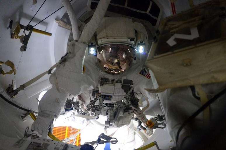Astronauta da Nasa Terry Virts durante tarefa na Estação Espacial Internacional. 23/02/2015.