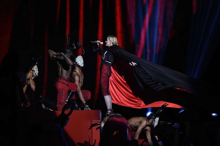 Na noite desta quarta-feira (25), o Brit Awards recebeu os shows de Taylor Swift, Ed Sheeran e Madonna, que levou um tombo de costas enquanto cantava em cima de uma escada