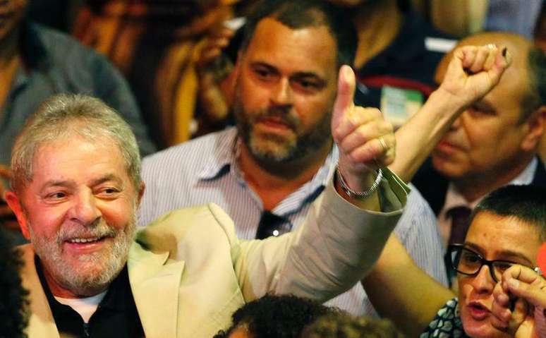 O ex-presidente Luiz Inácio Lula da Silva participa de um ato em defesa da Petrobras, no Rio de Janeiro, nesta terça-feira. 24/02/2015