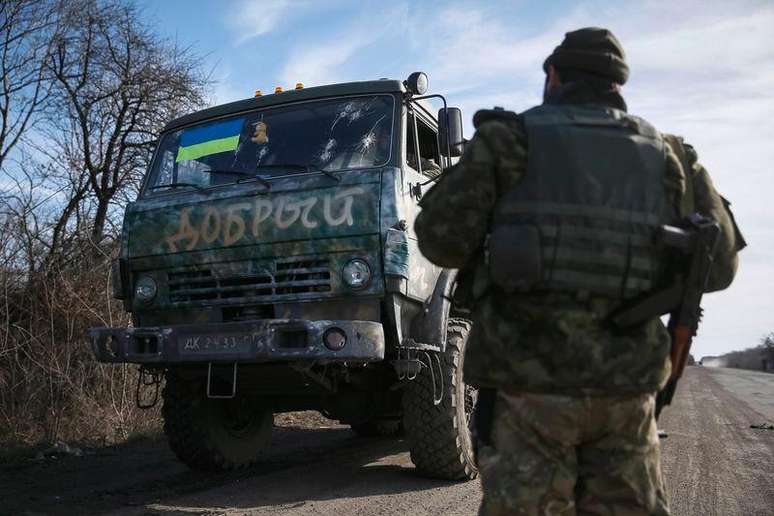 Veículo militar das Forças Armadas ucranianas vistas perto de Artemivsk. 25/02/2015