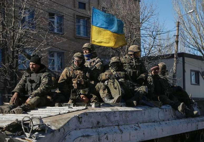 Membros das Forças Armadas ucranianas em cima de um blindado de transporte, em Artemivsk. 24/02/2015