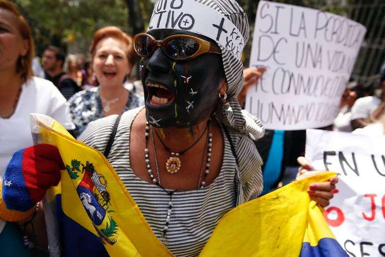 Manifestantes se reúnem em protesto contra adolescente morto no Estado de Táchira, na Venezuela. 25/02/2015.