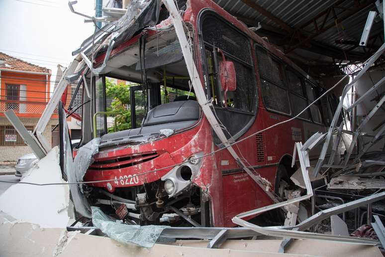 Ônibus bateu em estande durante a tentativa de roubo