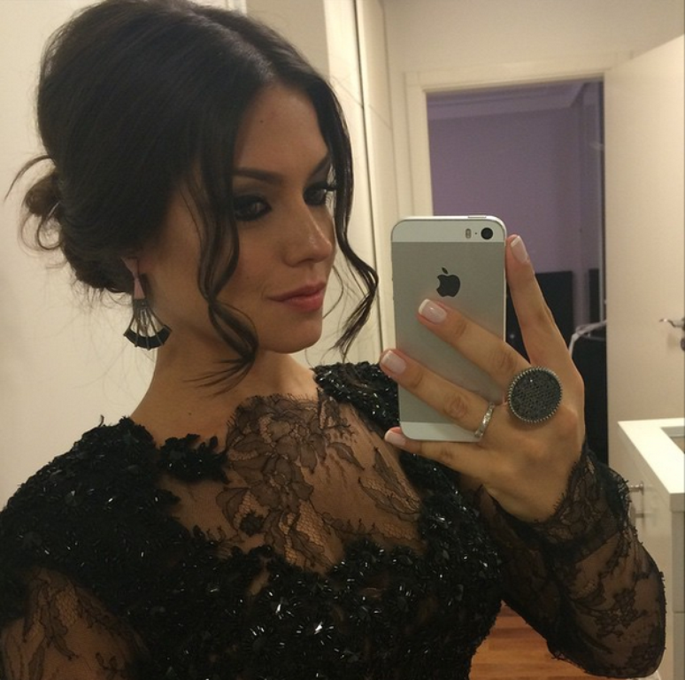 Thais Fersoza posa já arrumada antes do casamento