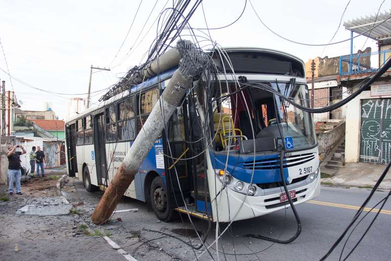 &Ocirc;nibus bateu em poste na Ataliba Leonel