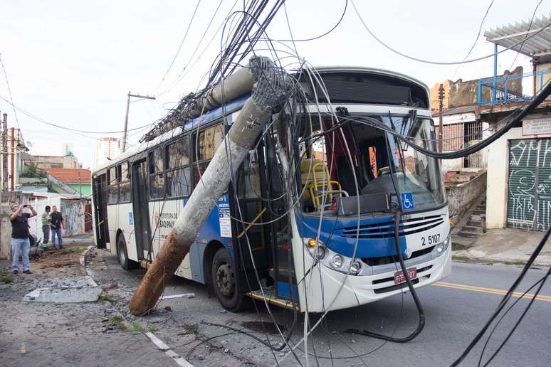 Ônibus bateu em poste na Ataliba Leonel