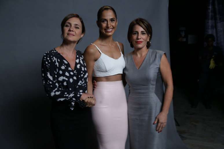 O elenco de Babilônia participou da divulgação da novela de Gilberto Braga, que substituirá Império a partir de 23 de março, nessa quarta-feira (25), no Rio de Janeiro. Na foto, as protagonistas Adriana Esteves, Camila Pitanga e Glória Pires