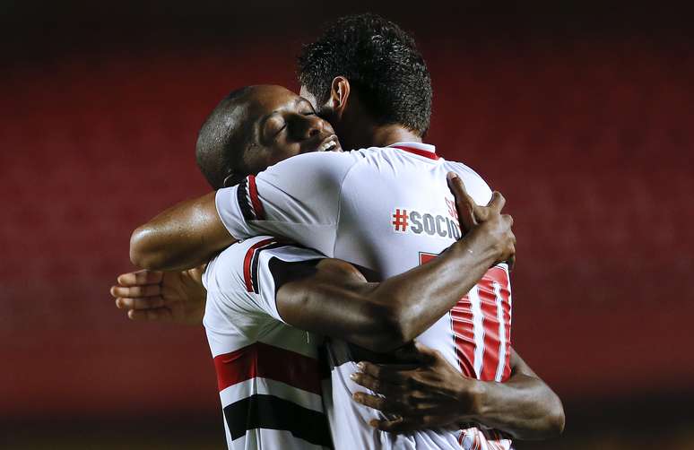Jonathan Cafu é abraçado por Ganso nos tempos de São Paulo