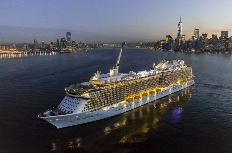 <p><strong>Royal Caribbean International</strong> - O novo cruzeiro da Royal Caribbean International, Quantum of the Seas, conta com 28 cabines studio, dedicadas aos passageiros solitários. Entre elas há cabines internas com as varandas virtuais, e algumas super studio, com varandas reais. Em outras embarcações também há quartos para esse público</p>