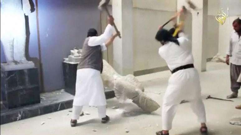 Homens destroem estátua em museu que ficaria em Mosul, em imagem retirada de vídeo que circula na Internet