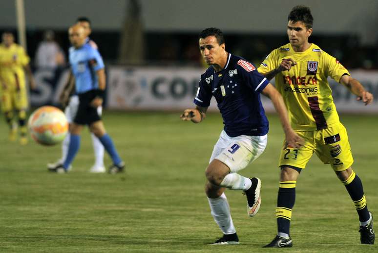 Leandro Damião teve boa movimentação no primeiro tempo da partida