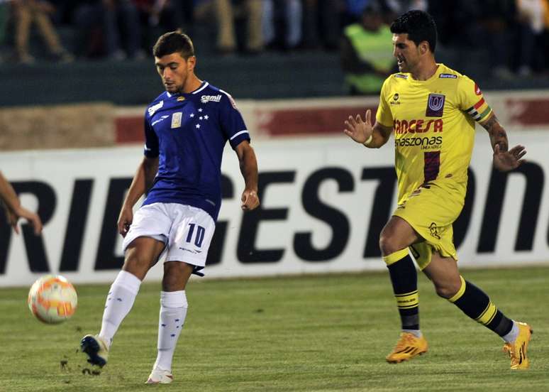 De Arrascaeta arriscou boas jogadas individuais contra o Universitario de Sucre