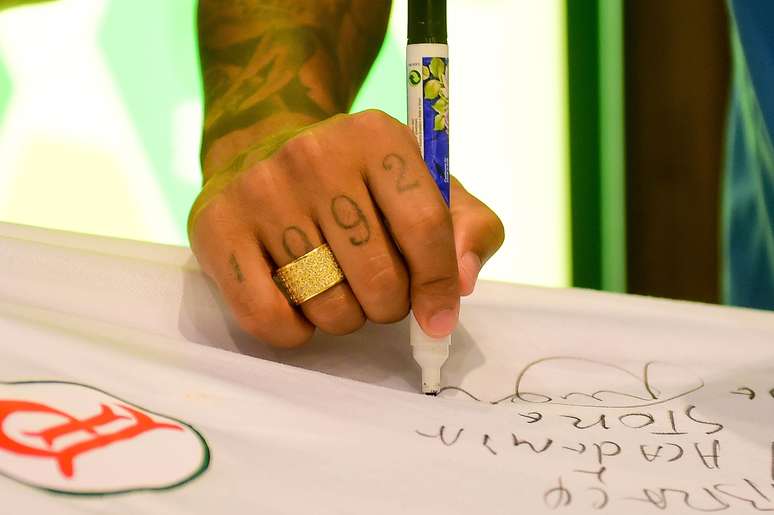 Dudu dá autógrafo durante manhã com fãs palmeirenses