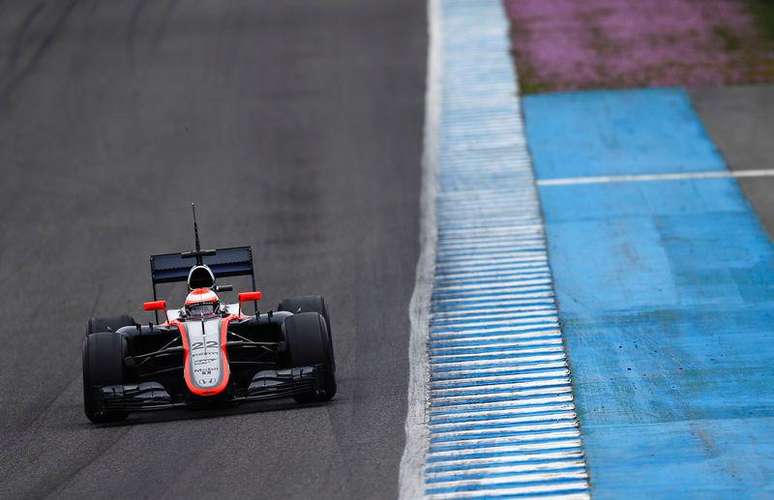 Jenson Button com a McLaren no circuito de Jerez, na Espanha