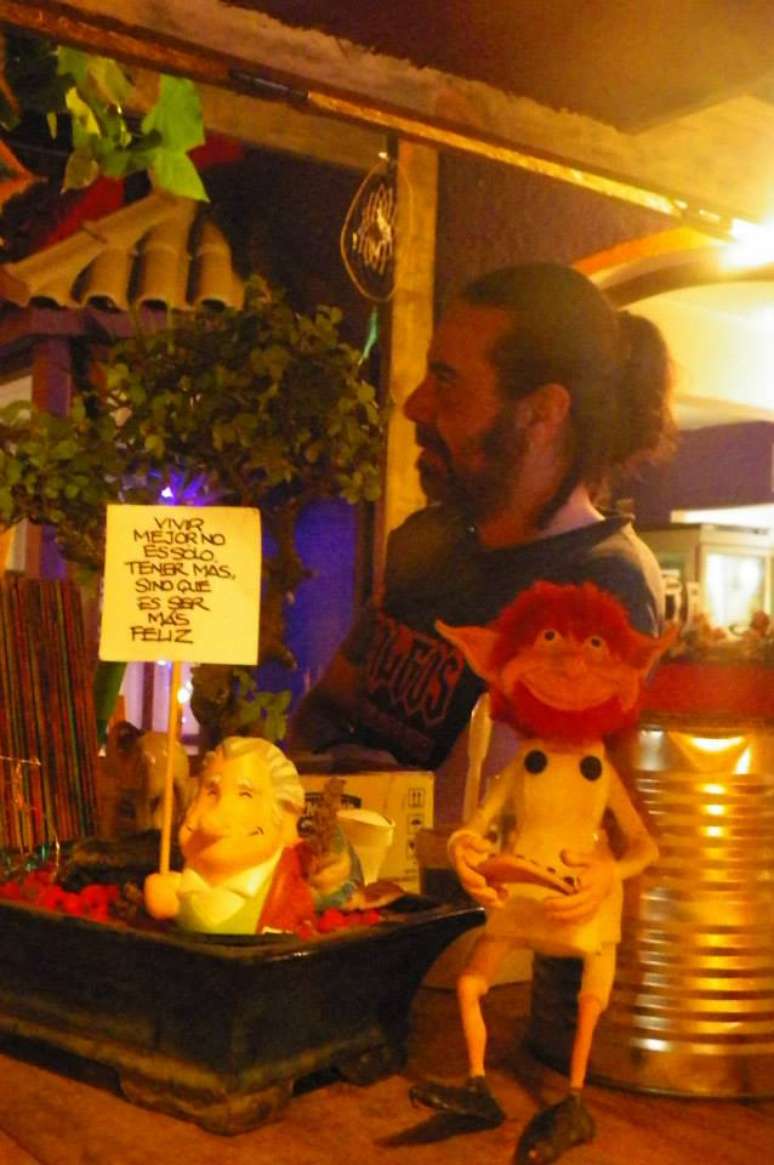 Artesão expõe miniaturas em feira de La Paloma, Uruguai
