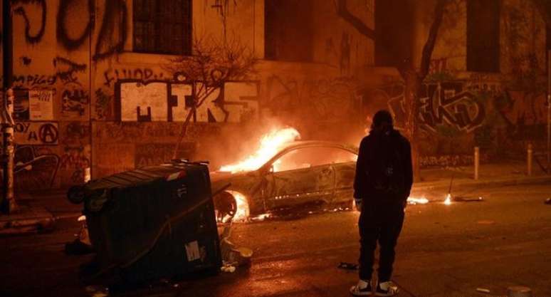 Cerca de 450 manifestantes de extrema esquerda foram às ruas de Atenas 