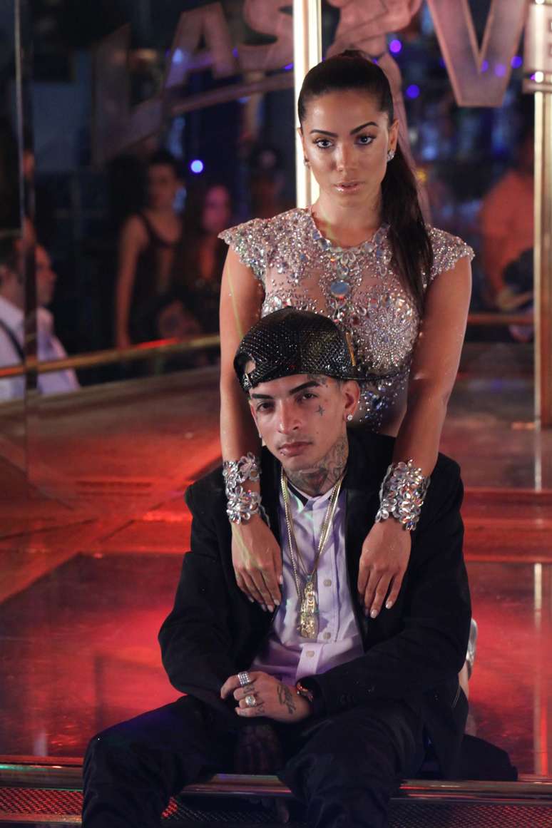 Nesta quinta-feira (26), a funkeira Anitta lança seu novo clipe, 'No Meu Talento', que se passa numa casa noturna