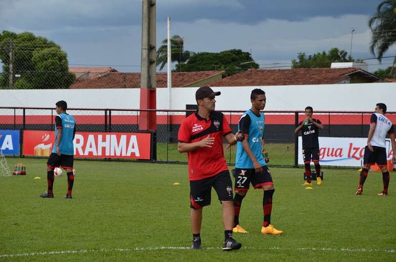 Interino, João Paulo Sanches orienta jogadores do Atlético-GO no CCT Urias Magalhães