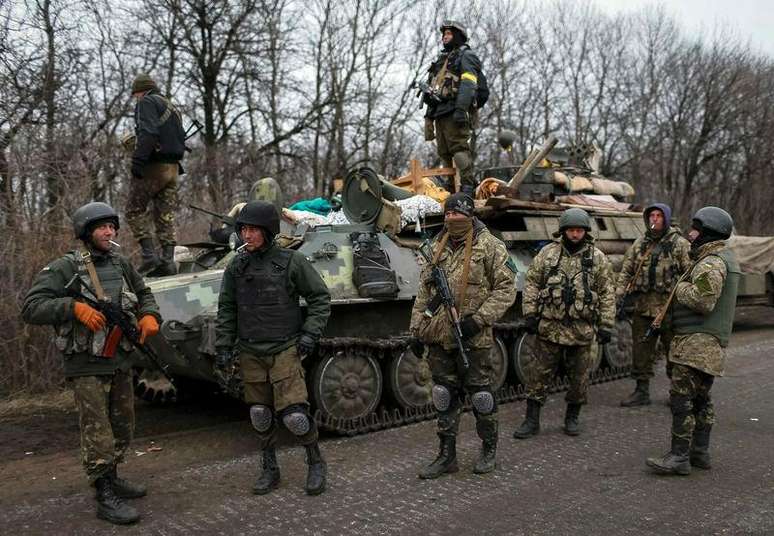 <p>Militares ucranianos preparam retirada da região de Debaltseve, perto de Artemivsk</p>