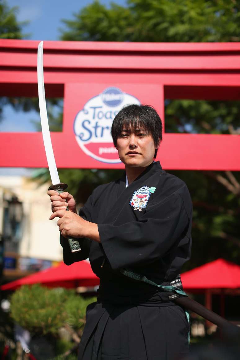 Espadachim Isao Machii em vestes de ninja em evento em Los Angeles, nos Estados Unidos