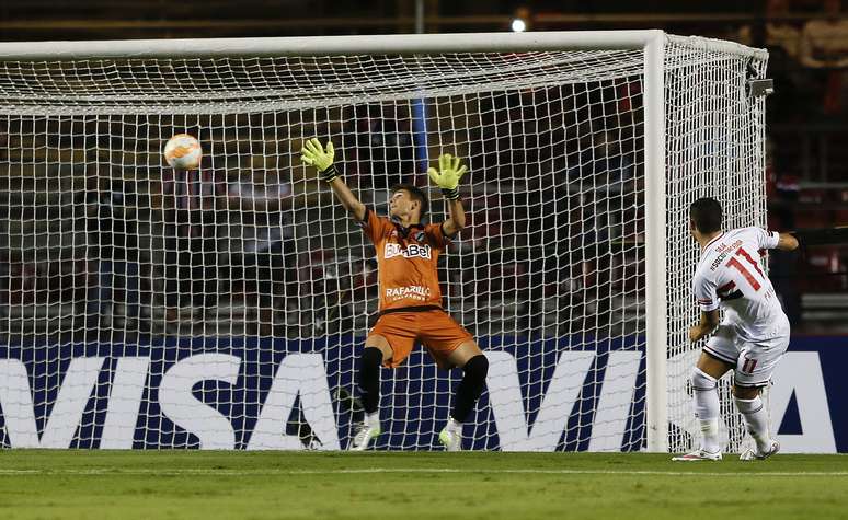 Alexandre Pato chuta de primeira para abrir o placar para o São Paulo
