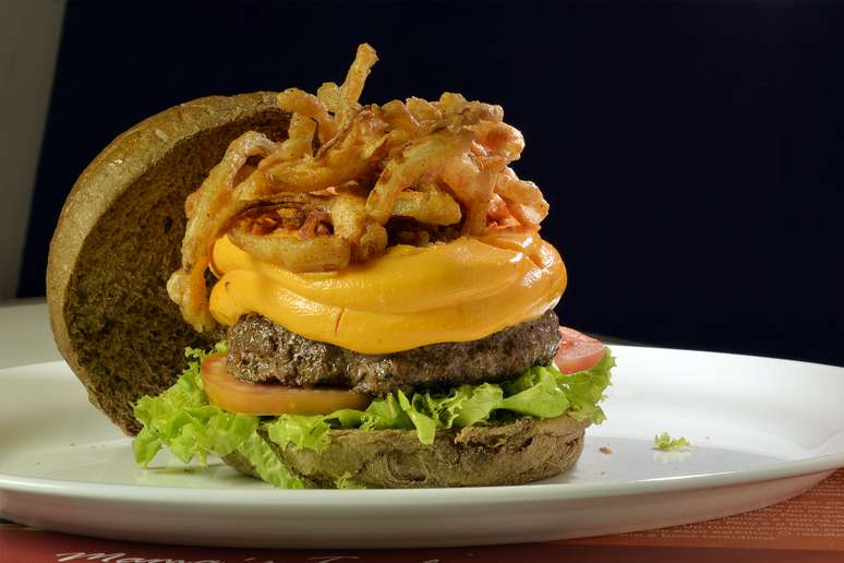 <p><strong>Mamas Burguer:</strong> hamb&uacute;rguer defumado,&nbsp;alface e tomate, cheddar derretido, bacon crocante e chips de cebola no p&atilde;o preto</p>