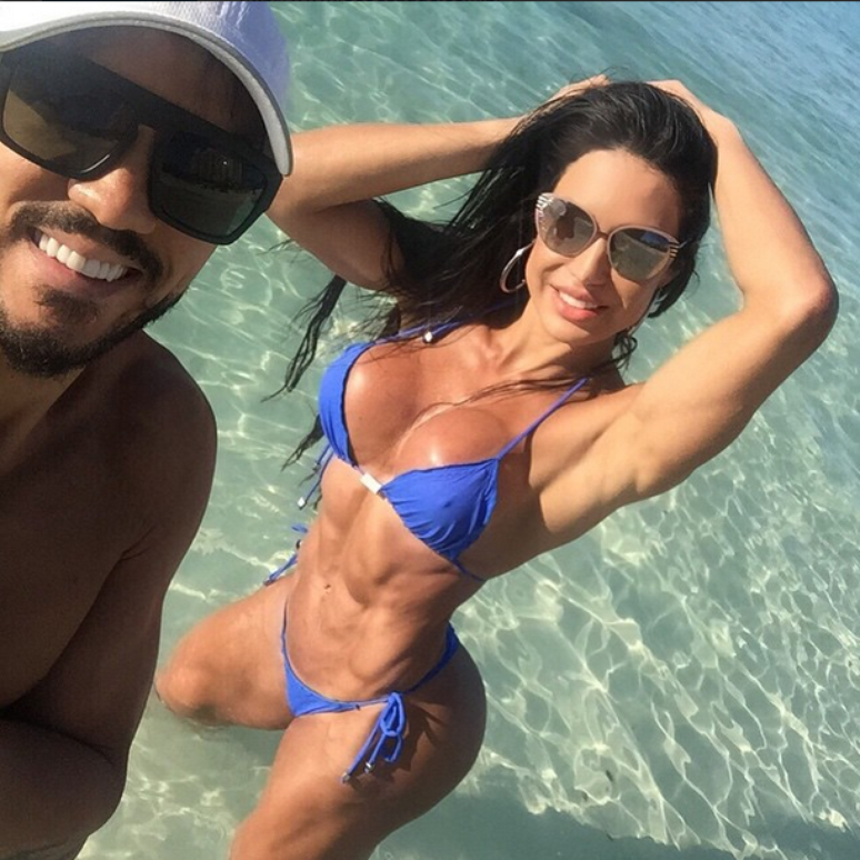 Gracyanne Barbosa apareceu musculosa ao lado de Belo