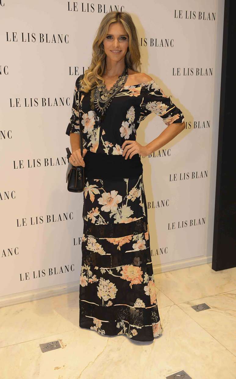 Com fundo preto e flores claras, o conjunto de saia e blusa que Fernanda Lima usa é chique é fino. As faixas horizontais pretas podem achatar a silhueta, por isso devem ser evitadas pelas mais baixas
