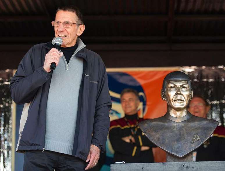 Ator Leonard Nimoy fala a moradores na cidade de Vulcan, Alberta. 23/4/2010