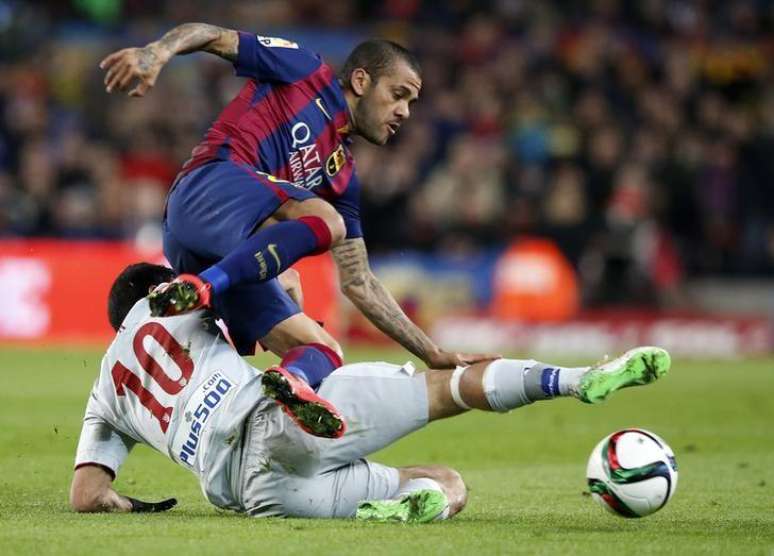 Daniel Alves, do Barcelona, disputa lance com jogador do Atlético de Madri Arda Turan na Copa do Rei.  21/01/2015.