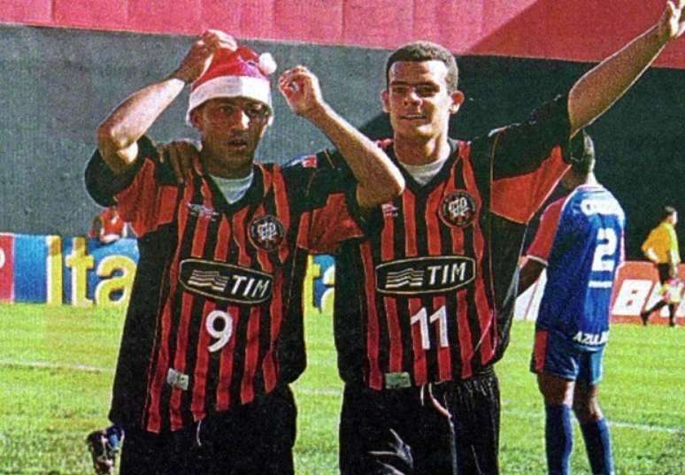 Ilan (à dir.) comemora gol no primeiro jogo da final do Campeonato Brasileiro, na Arena da Baixada, contra o São Caetano