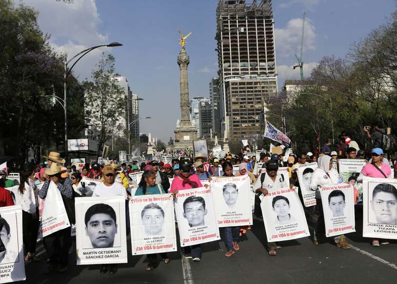 Protestos em apoio às famílias dos desaparecidos 