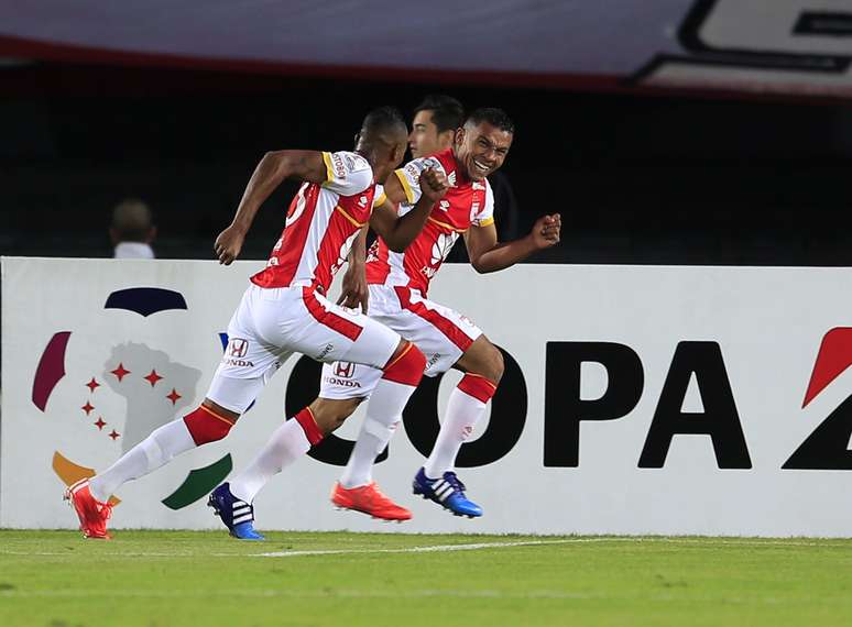 Quinones e Morelo comemoram gol do Independiente Santa Fé: festa sobre o Colo-Colo