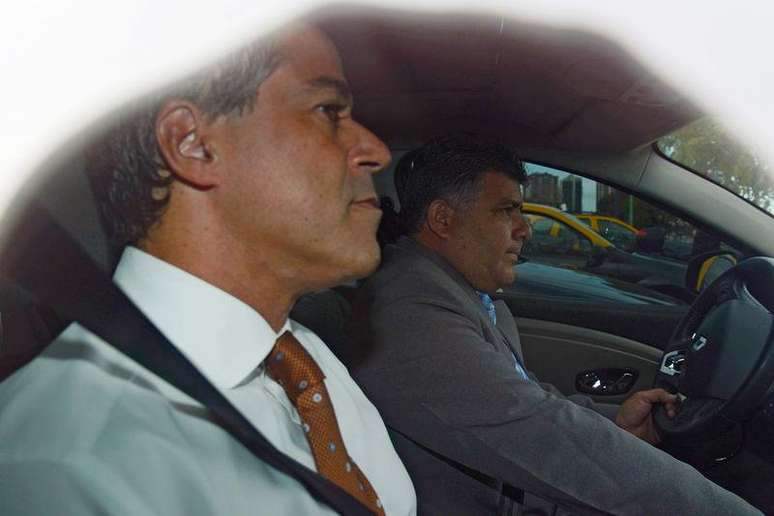 Juiz federal argentino Daniel Rafecas (esquerda) entra de carro num tribunal em Buenos Aires, na Argentina. 19/02/2015