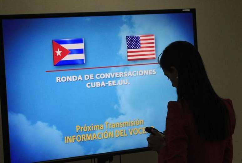 Jornalista em frente a tela anunciando rodada de negociação entre Cuba e EUA, em Havana. 22/01/2015