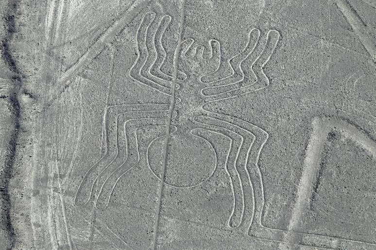 Foto aérea de um dos desenhos das Linhas de Nazca, no deserto peruano. 07/09/2010