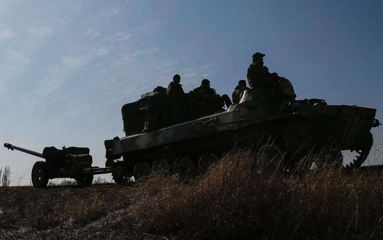Peça de artilharia sendo puxada, parte de um comboio das Forças Armadas da Ucrânia. 27/02/2015