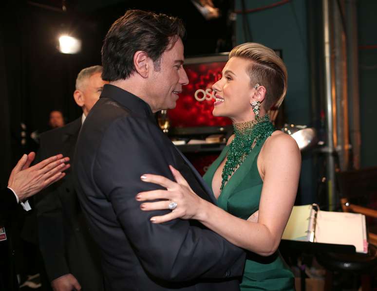 <p>Depois da foto &quot;pol&ecirc;mica&quot;, Scarlett e Travolta era s&oacute; sorrisos</p>