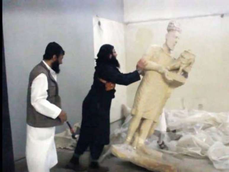 <p>O vídeo de cinco minutos mostra os homens quebrando estátuas que foram feitas no século 7 antes de Cristo</p>