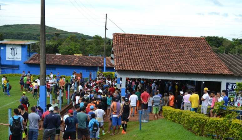 Mais de 400 garotos participaram de peneira na Ovel