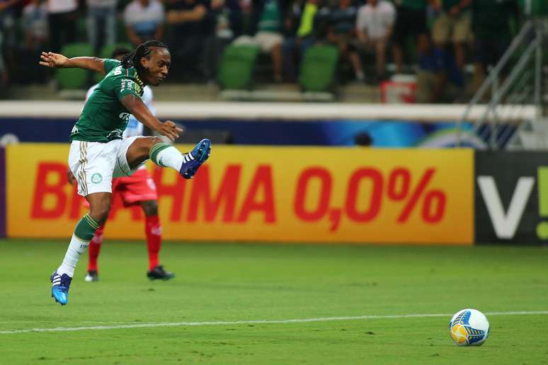 <p>Arouca durante estreia pelo Palmeiras contra o Capivariano; expectativa de clima hostil na Vila Belmiro</p>