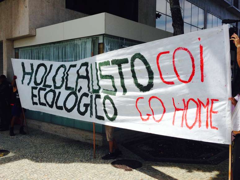 Manifestantes levaram faixas ao hotel em Copacabana onde o COI se reuniu