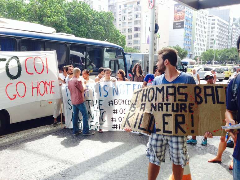 Alguns dos manifestantes invadiram o lobby do hotel com apitos