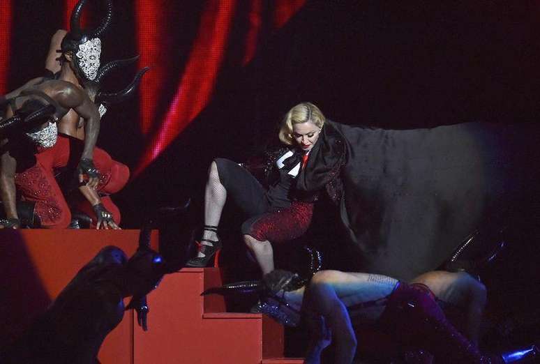 A cantora Madonna cai durante apresentação no Brit Awards, em Londres. 25/02/2015