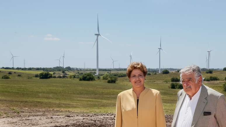 <p>Dilma Rousseff desembarcou neste sábado no Uruguai, onde acompanha amanhã (1º) a posse do novo presidente, Tabaré Vázquez, que assume o cargo em substituição a José Mujica</p>